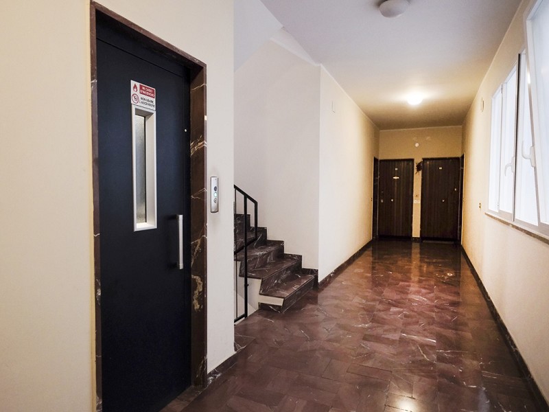 Ultimo piano in condominio con ascensore con scala per accesso cantine